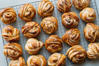 Cardamom puff bun